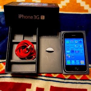 Apple iPhone 3GS with charger and original box ATT 8 GB